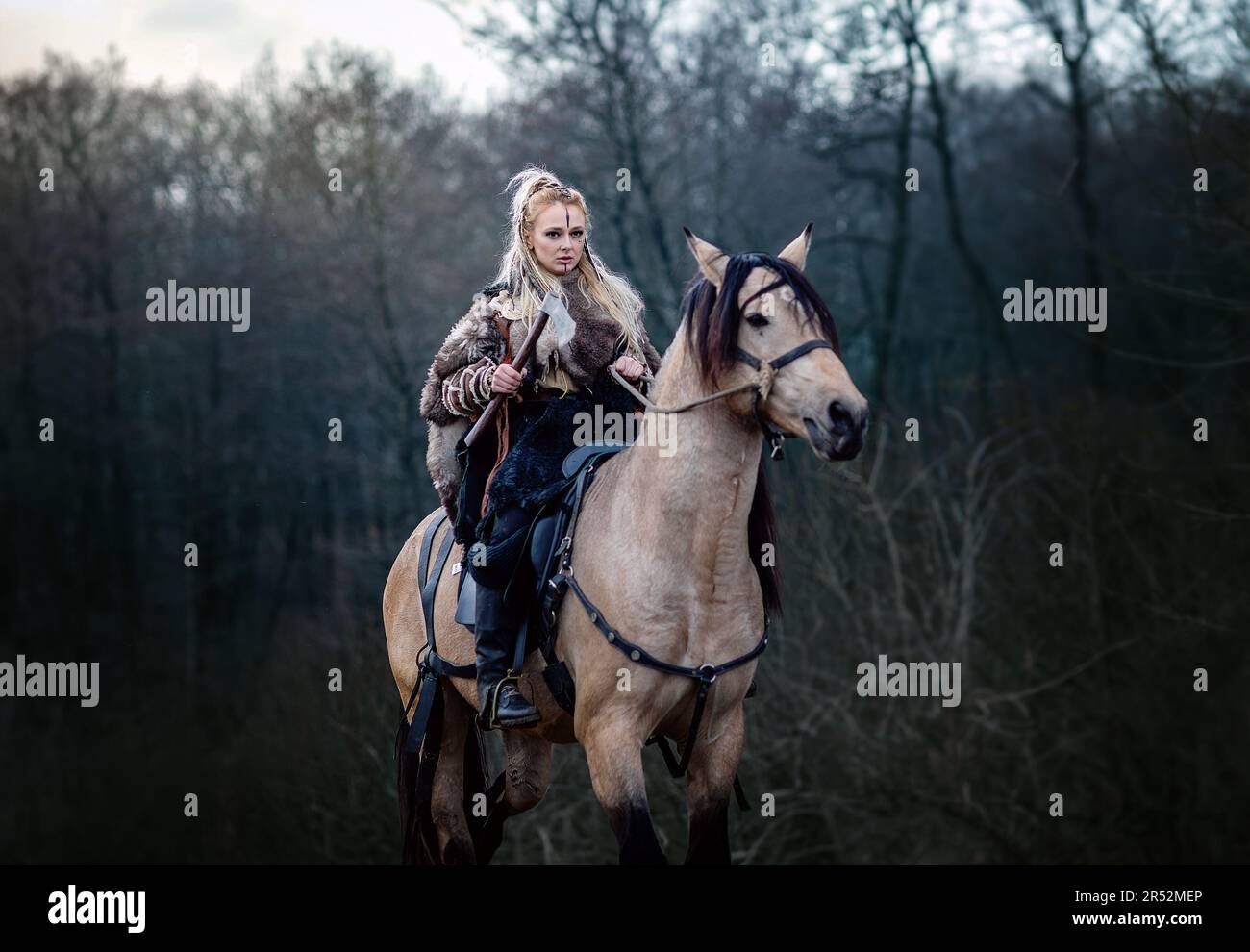 Forest Warrior: Blonde Viking Maiden à cheval conquérant la nature médiévale avec son esprit Fearless Banque D'Images