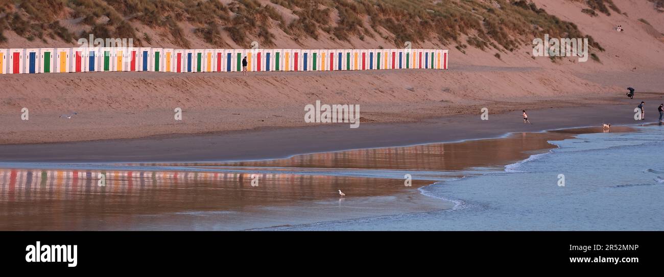 Cabanes de plage colorées à Woolacombe Beach, North Devon, Royaume-Uni Banque D'Images