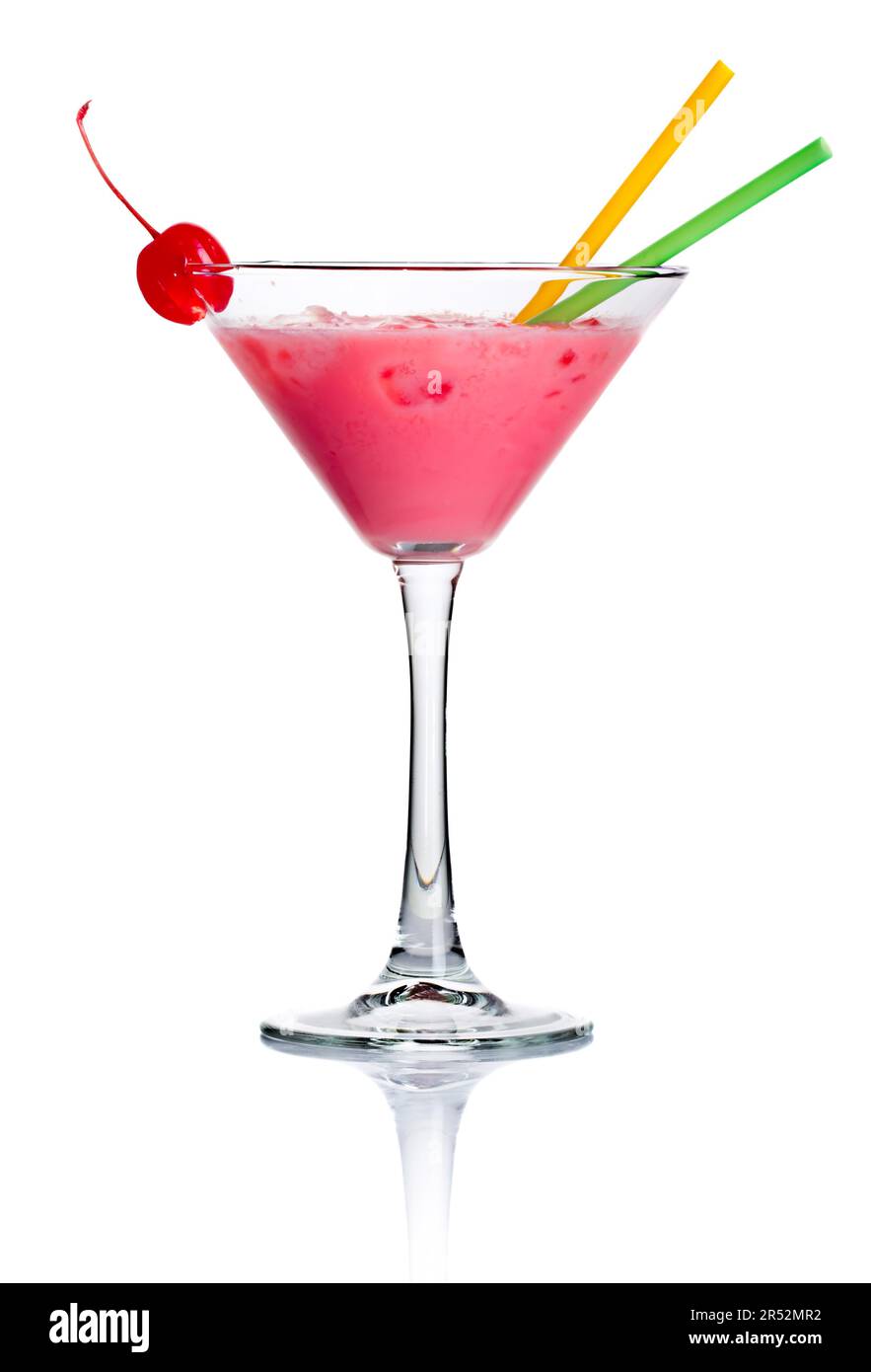Cocktail d'alcool rose en verre martini isolé sur fond blanc Banque D'Images
