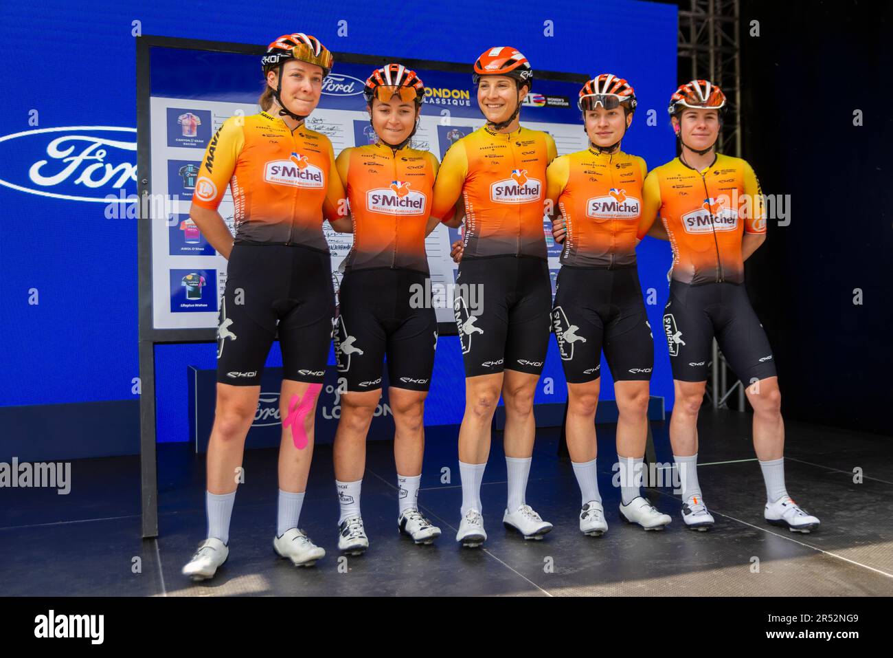 St Michel Mavic Auber93 pilotes avant la RideLondon Classique Stage 3 UCI Women's World Tour course autour des routes dans le centre de Londres, Royaume-Uni. Banque D'Images St Michel Mavic Auber93 pilotes avant la RideLondon Classique Stage 3 UCI Women's World Tour course autour des routes dans le centre de Londres, Royaume-Uni. Banque D'Images