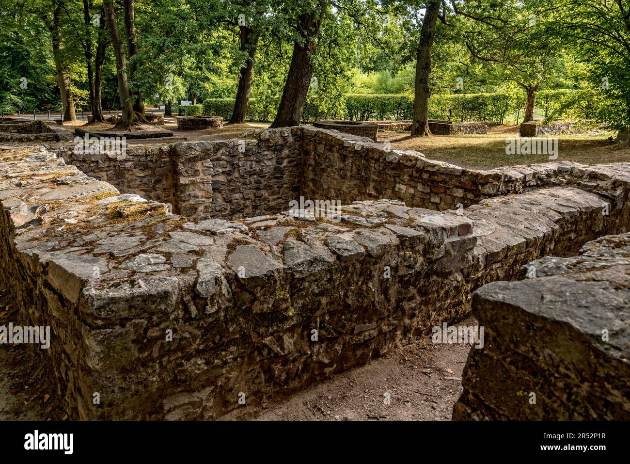 Ruines, murs de fondation, caves, puits, citernes, Vestiges du village de camp vicus, fort romain Saalburg, fort reconstruit de cohorte, musée Banque D'Images