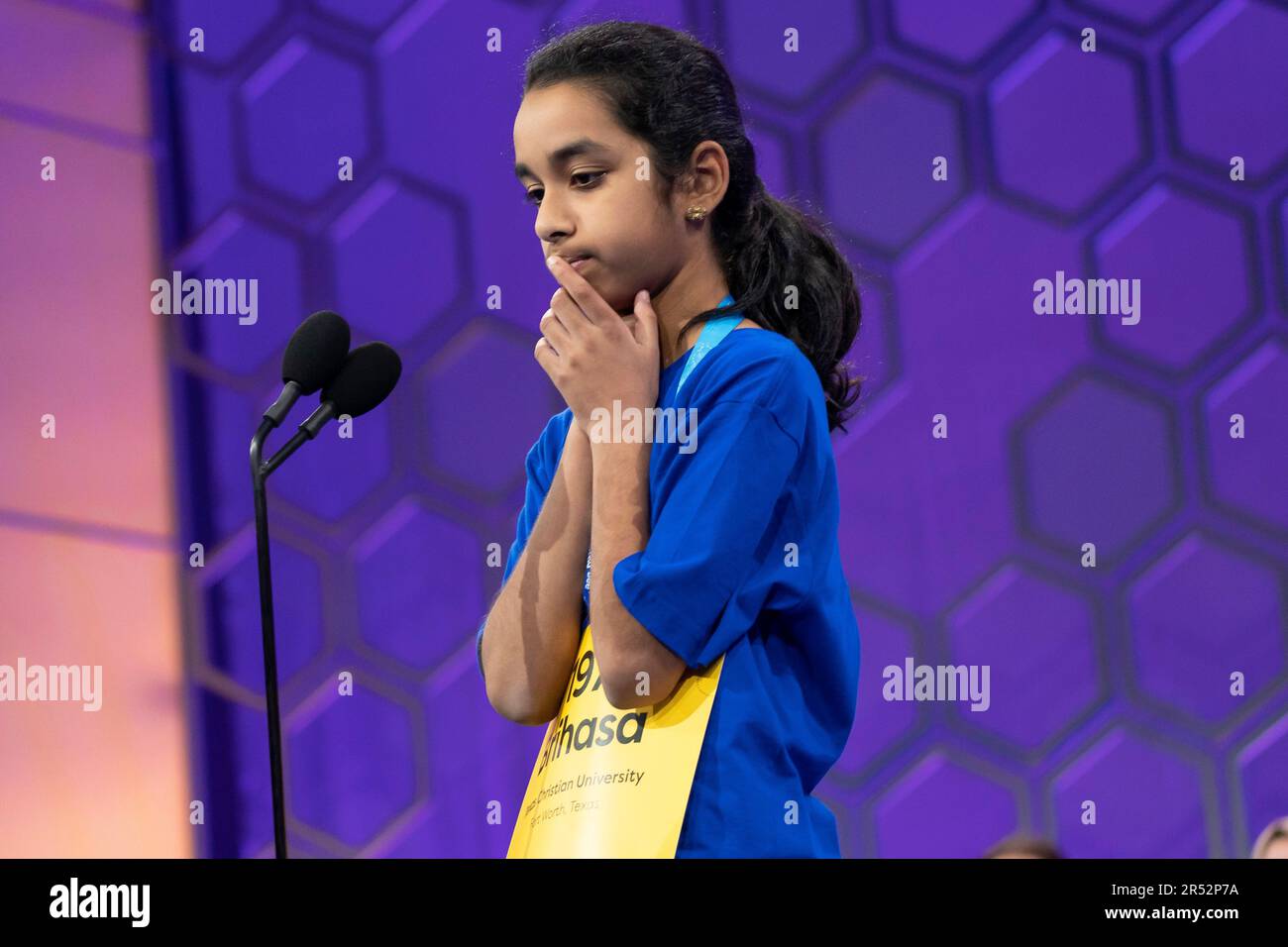 Brihasa Veduru, 10, from Keller, Texas, competes during the Scripps National Spelling Bee, Wednesday, May 31, 2023, in Oxon Hill, Md. (AP Photo/Nathan Howard) Banque D'Images