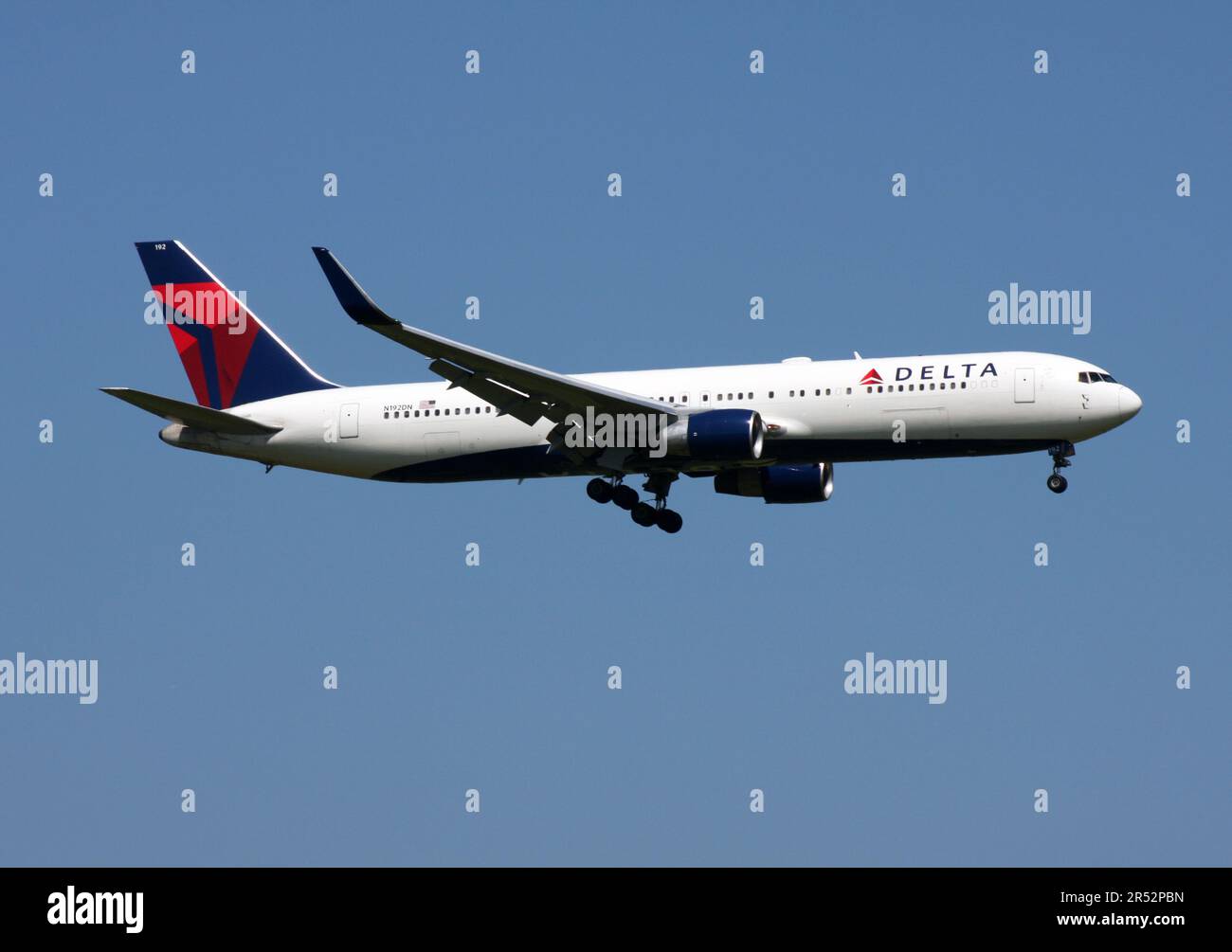 Un Boeing 767-300 de Delta Air Lines s'approche de l'aéroport de Londres Gatwick en provenance de New York Banque D'Images