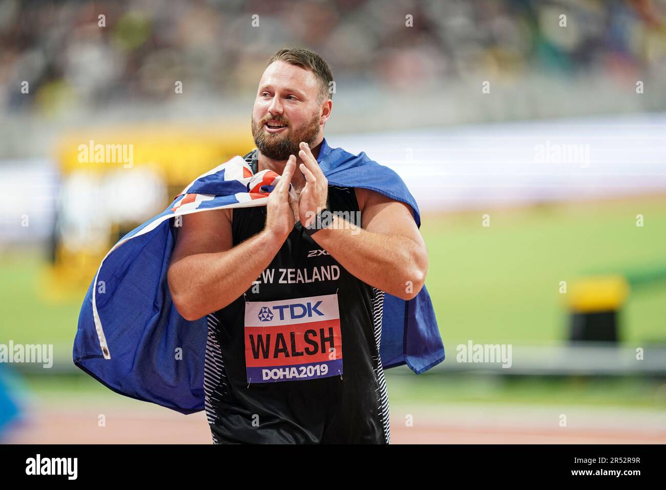 Tomas Walsh avec le drapeau de son pays dans le tir a mis des hommes aux Championnats du monde d'athlétisme 2019 à Doha. Banque D'Images