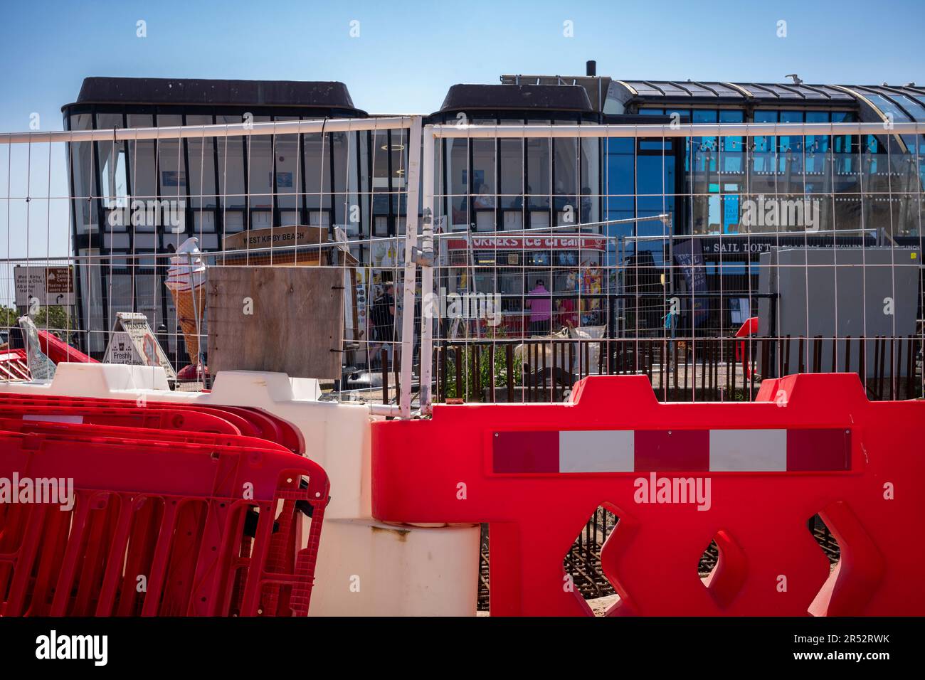 Construction sur West Kirby Beach Banque D'Images