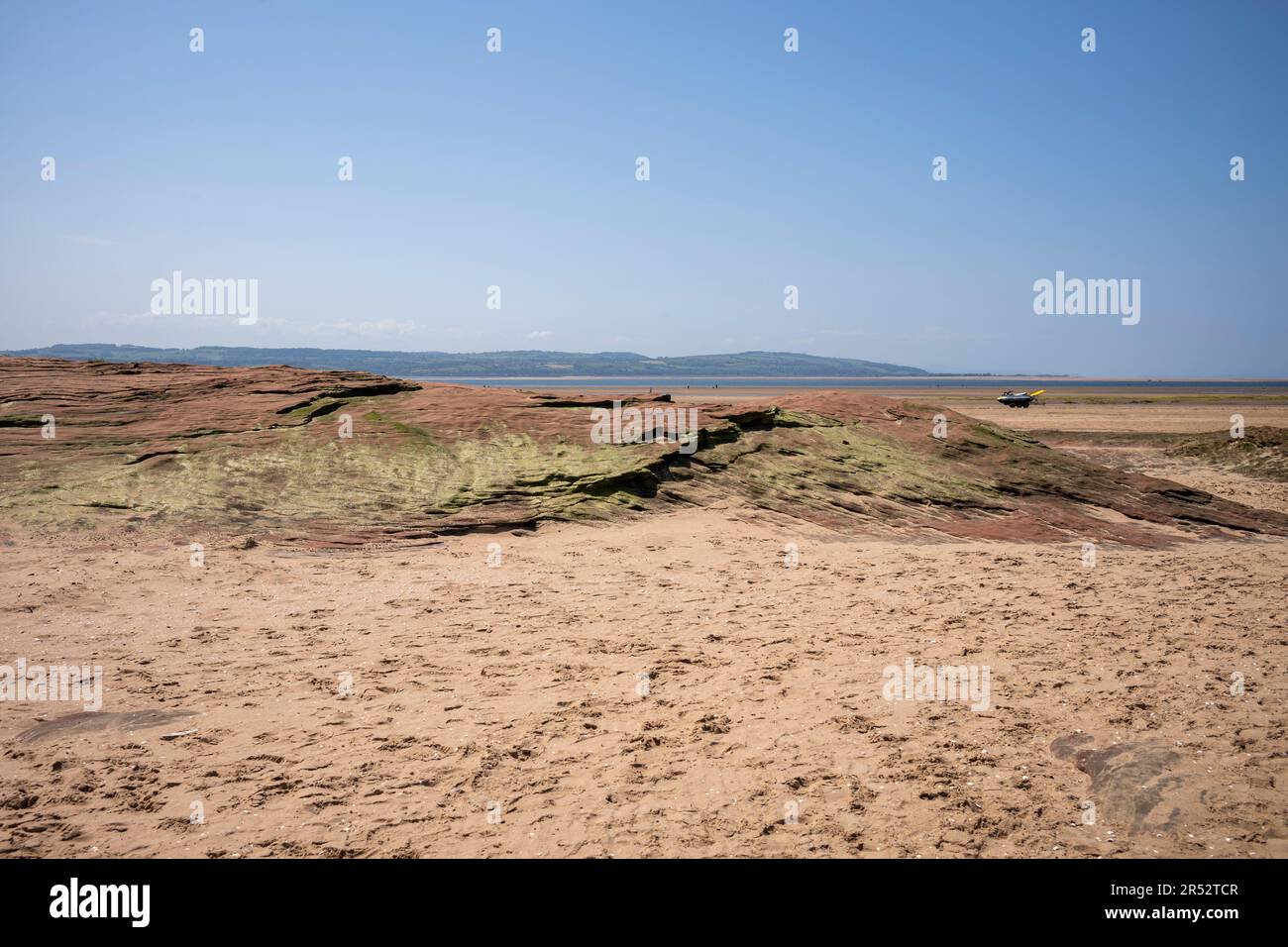 West Kirby Beach, The Wirral, Merside, Royaume-Uni. A la recherche de la rivière Dee et du pays de Galles. Les gens apprécient la journée chaude à la plage. Banque D'Images