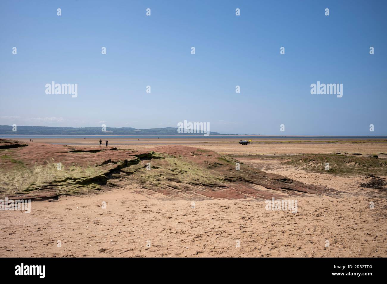 West Kirby Beach, The Wirral, Merside, Royaume-Uni. A la recherche de la rivière Dee et du pays de Galles. Les gens apprécient la journée chaude à la plage. Banque D'Images