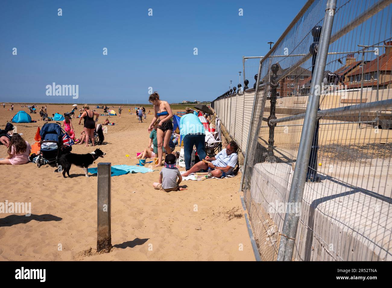West Kirby Beach, The Wirral, Merside, Royaume-Uni. Les gens apprécient la journée chaude à la plage. Banque D'Images