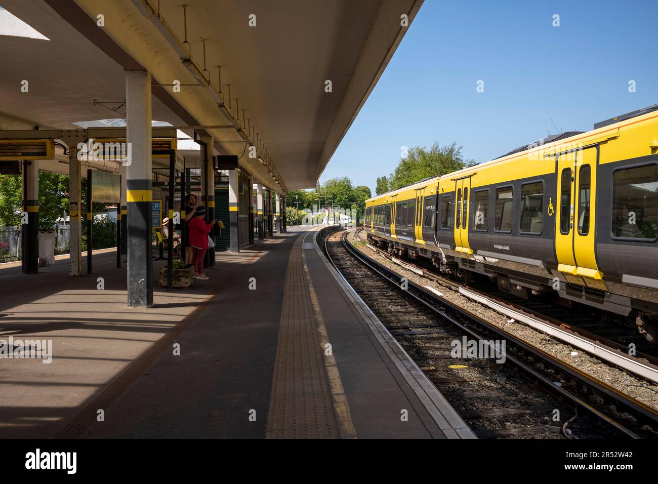 West Kirby Beach, The Wirral, Merside, Royaume-Uni. Gare de West Kirby. Merseyrail. Banque D'Images