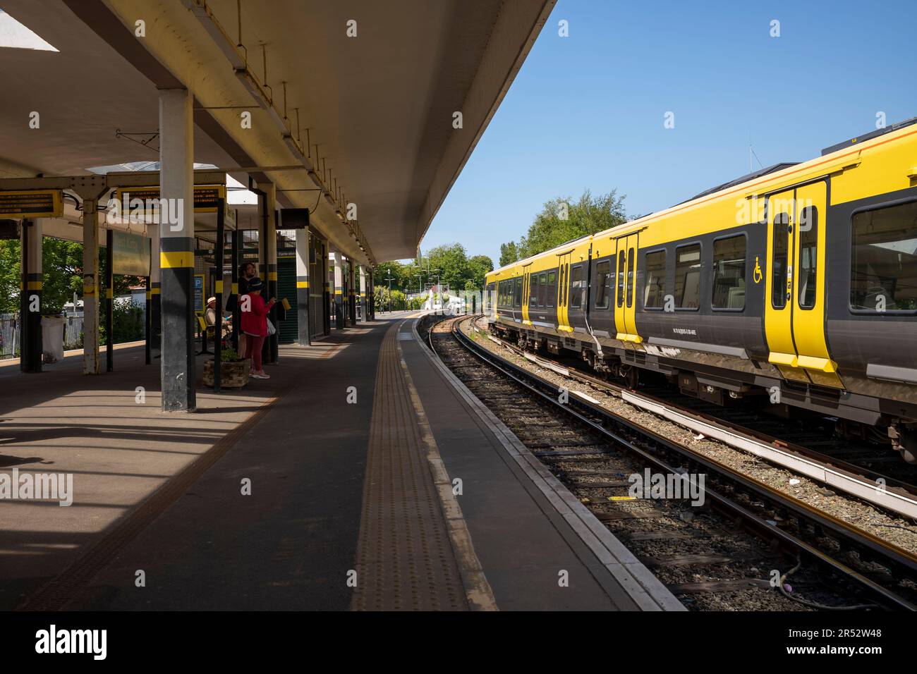 West Kirby Beach, The Wirral, Merside, Royaume-Uni. Gare de West Kirby. Merseyrail. Banque D'Images