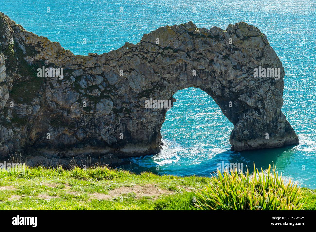 Durdle Door Natural Stone Arch, Dorset, Angleterre, Royaume-Uni avec bleu étincelant de mer Banque D'Images