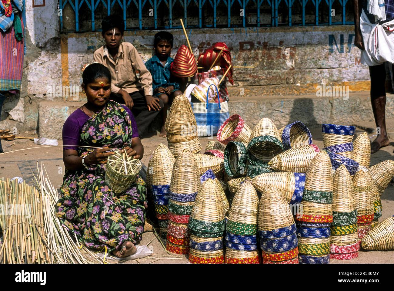 Une femme qui vante des paniers en bambou à Courtalam Kutralam Kuttalam, Tamil Nadu, Inde du Sud, Inde, Asie Banque D'Images