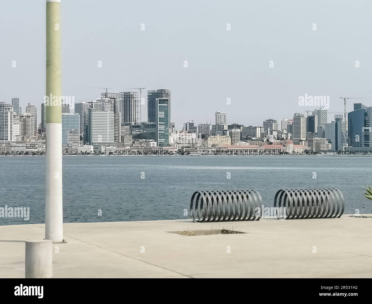 Luanda Angola - 24 03 2023: Vue panoramique sur le centre-ville de Luanda, depuis l'île de Cabo, gratte-ciel, baie Port de Luanda, forteresse, marge Banque D'Images