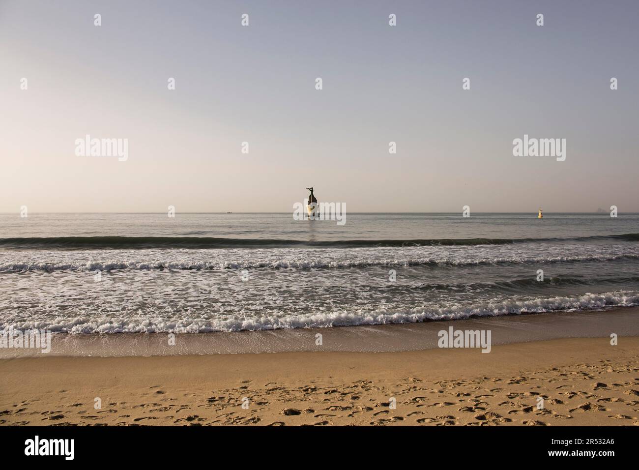 Statue à Haeundae Bay Beach, Busan, Corée du Sud, ville au bord de la mer, personnes, visiteurs, lumière du matin, lever du soleil, repère Banque D'Images