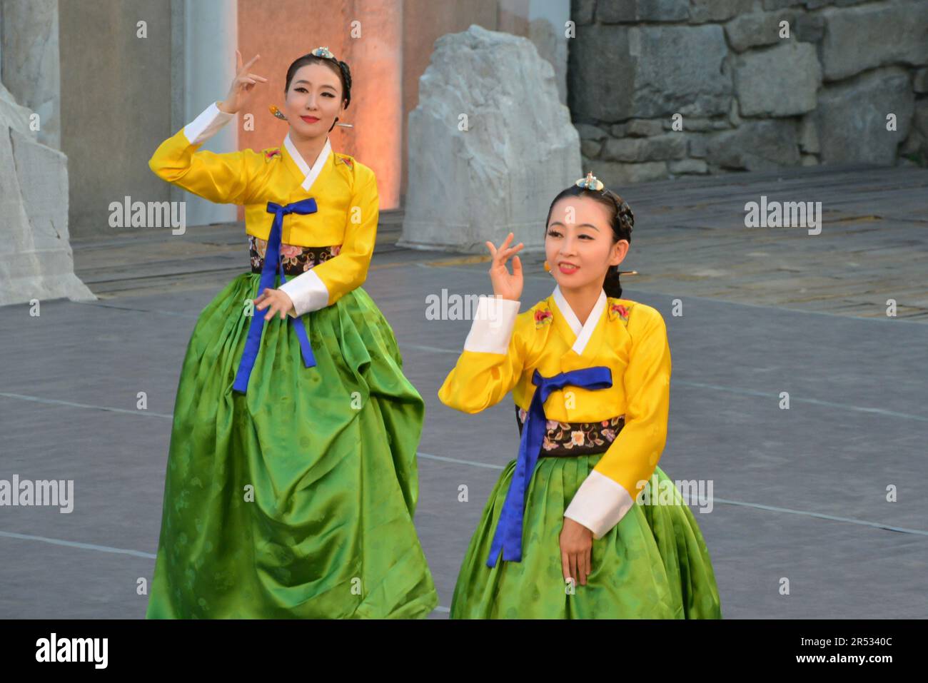 De belles femmes de la République de Corée en costumes colorés exécutent une danse traditionnelle au XXI International folklore Festival dans l'ancien Banque D'Images