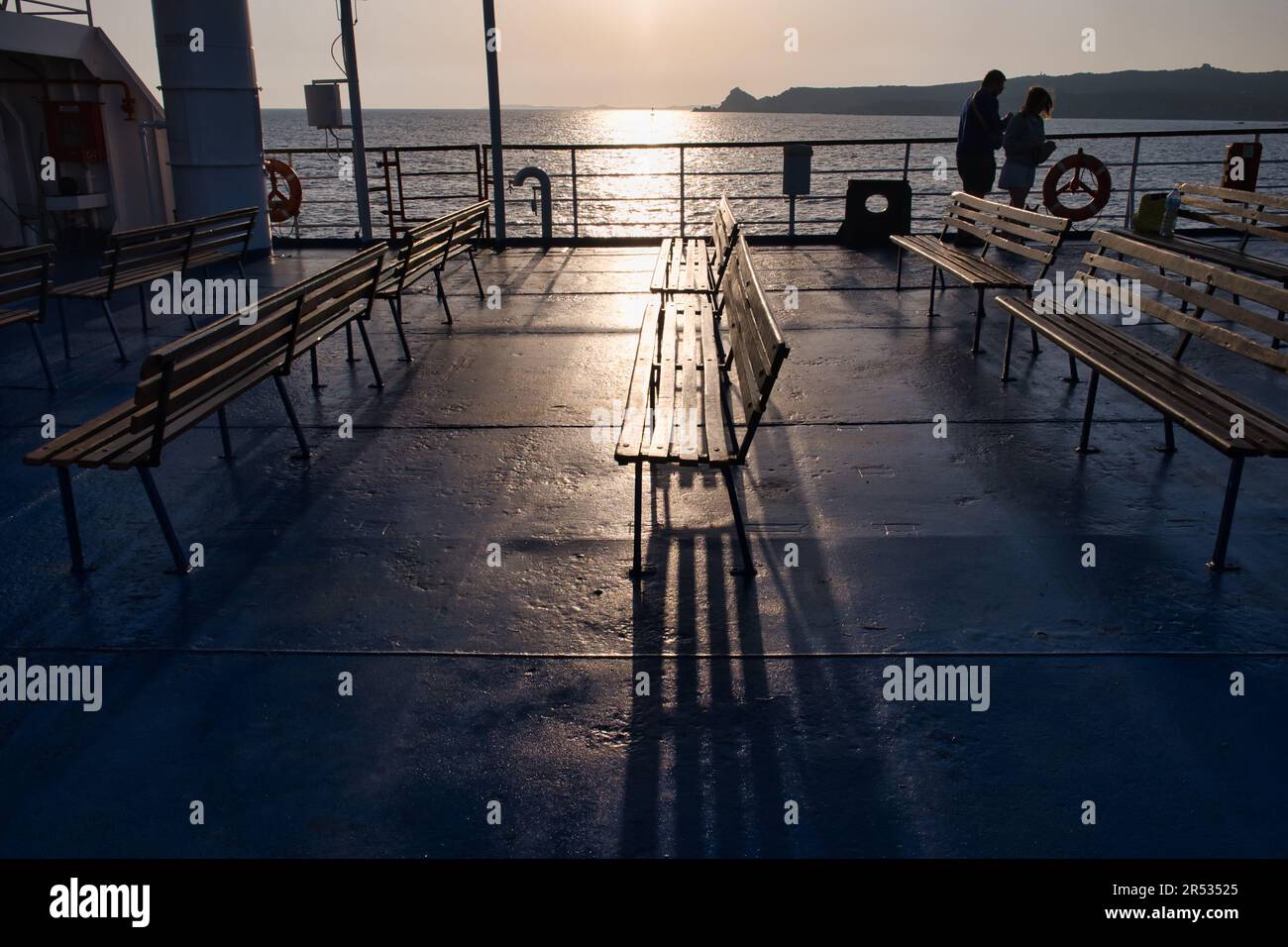 Ferry pour Bonifacio, vue sur la terrasse à l'aube Banque D'Images