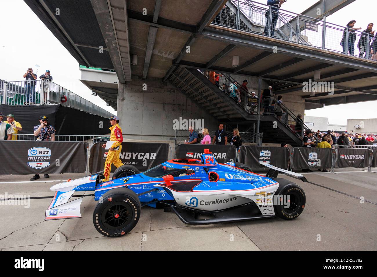 INDIANAPOLIS, INDIANA, ÉTATS-UNIS - 2023/05/28: L'équipage du pilote de course Graham Rahal (24) de la voiture Statestaking United Statesking de l'essence Alley pour s'y rendre avant l'Indy 500 2023 au circuit automobile d'Indianapolis à Indianapolis. Banque D'Images