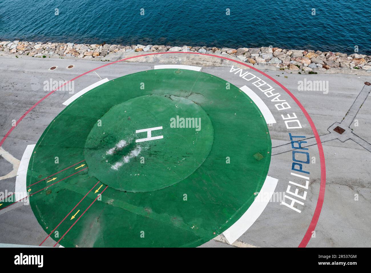 Barcelone, Espagne - 17 avril 2023 : vue d'ensemble de la piste d'héliport en bord de mer dans le port de Barcelone, Catalogne, Espagne Banque D'Images