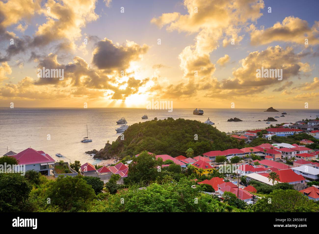 Gustavia, côte de St Barts dans les Antilles de la mer des Caraïbes au coucher du soleil. Banque D'Images