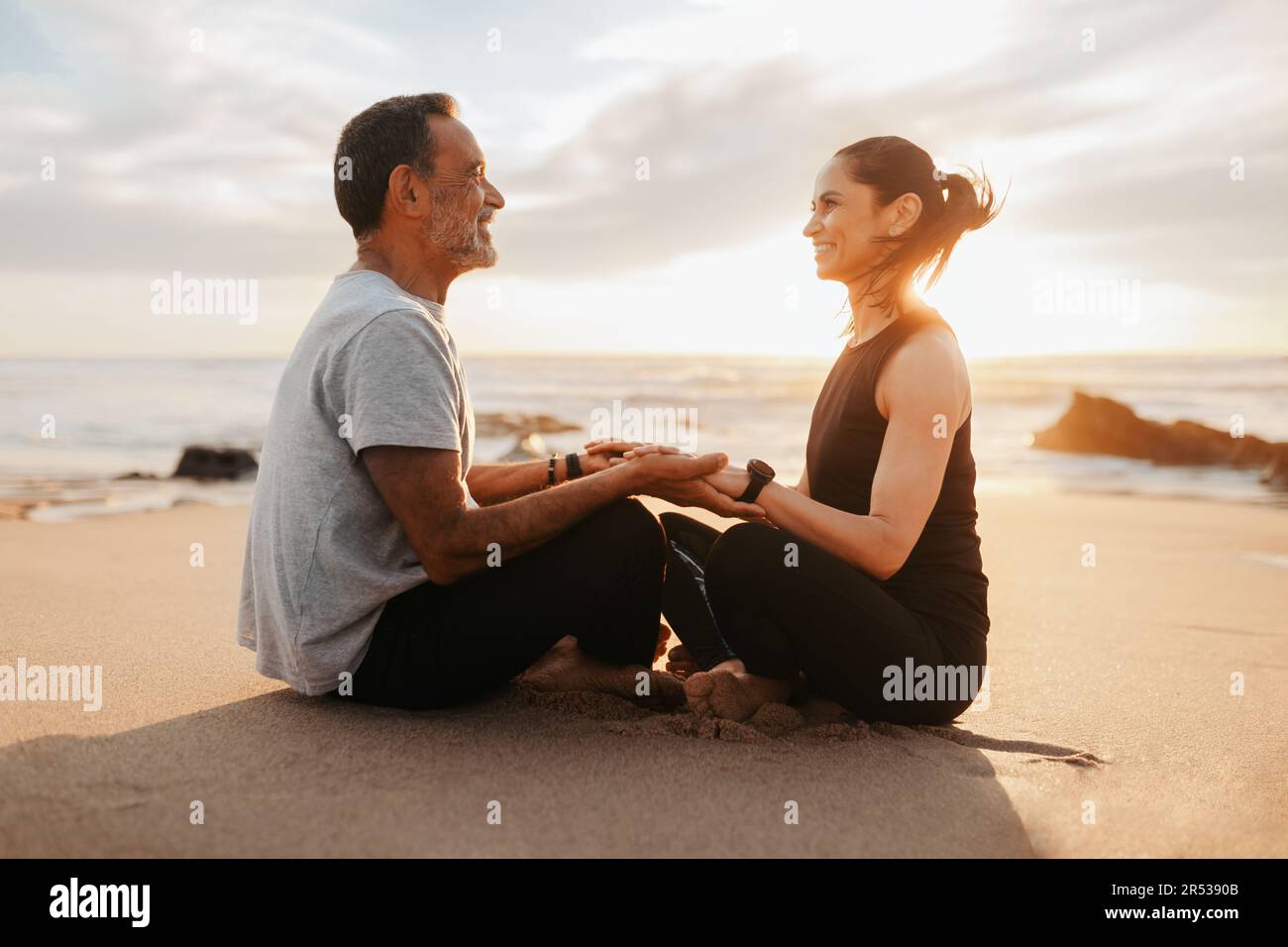Une famille européenne mûre positive dans la pratique du yoga de sportswear, méditer, profiter de l'entraînement ensemble le matin Banque D'Images