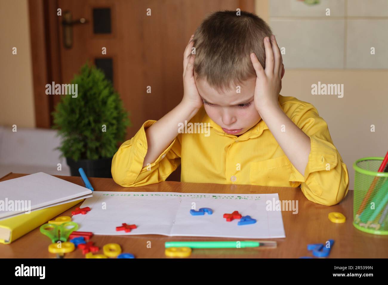 Homeschooling. Garçon caucasien avec difficulté à apprendre des leçons, le stress, épuisant le travail excessif, la fatigue, l'épuisement, folie. Étudiant épuisé et fatigué Banque D'Images