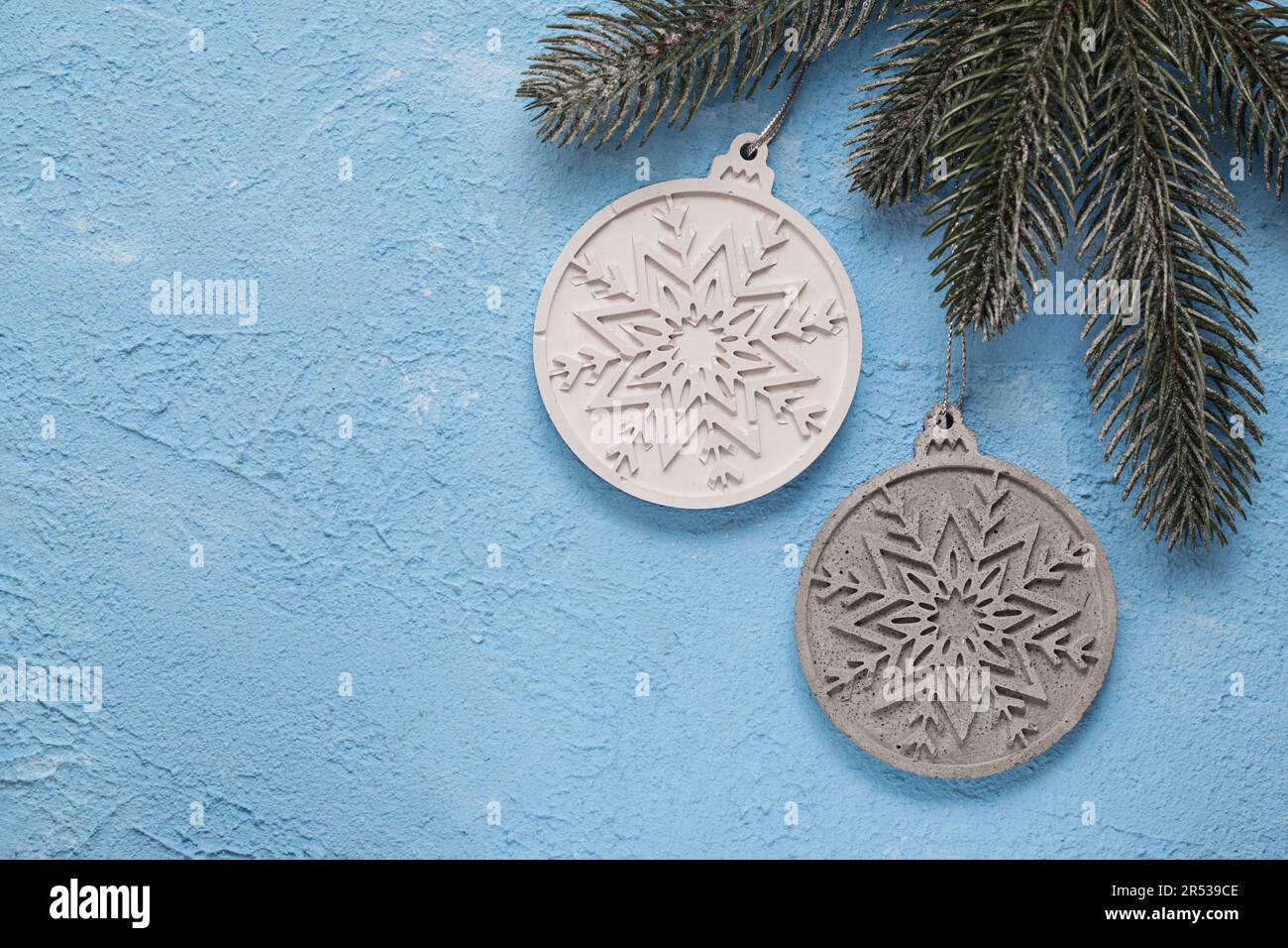 Boule de Noël en béton sur gypse texturé bleu. Tradition menuiserie. Expérience de la nouvelle année pour la construction du magasin. Matériau de construction utilisé dans la construction. Banque D'Images