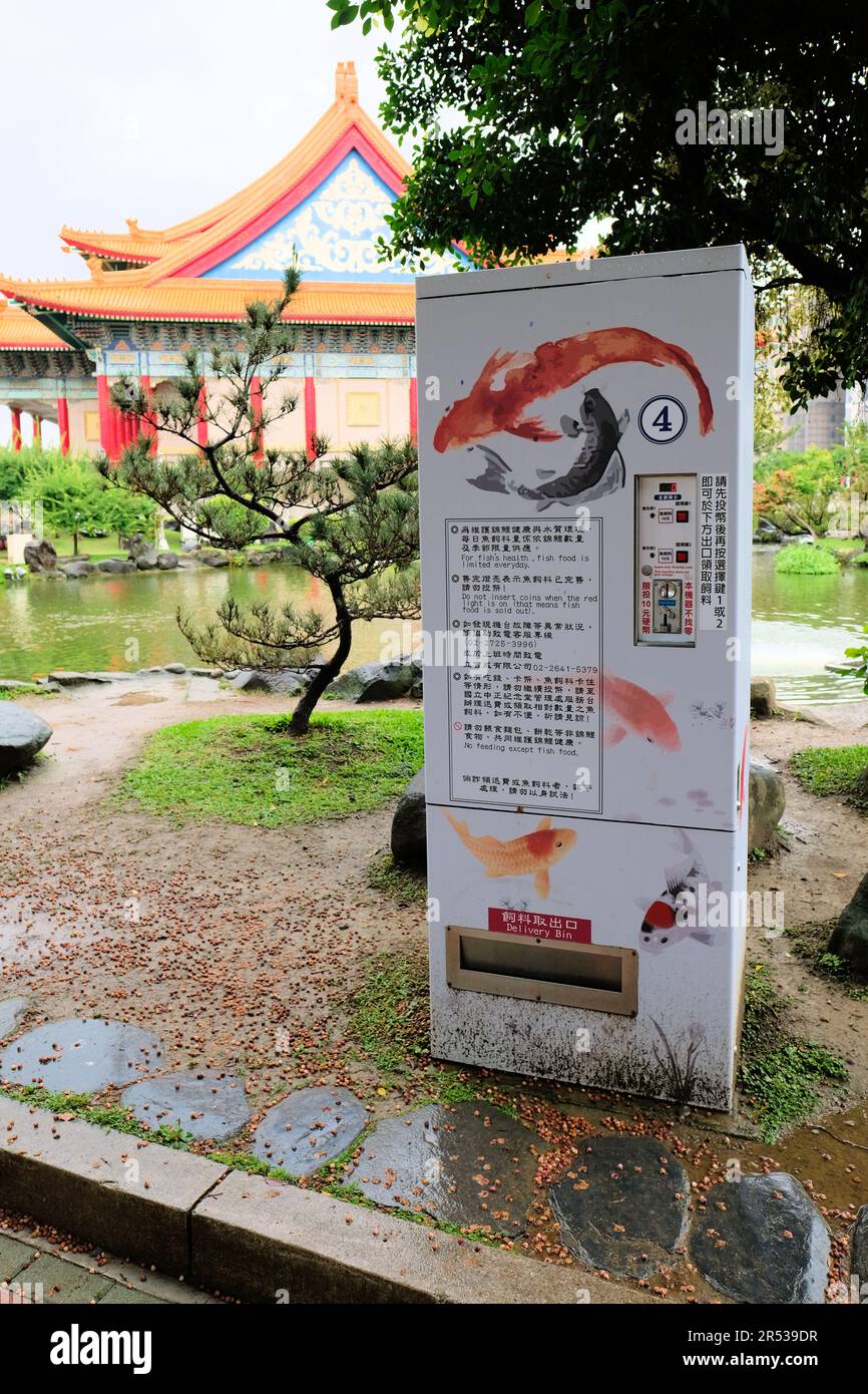 Un distributeur de nourriture pour poissons vendant des granulés pour nourrir le poisson koi dans les étangs sur le terrain au Chiang Kai-Shek Memorial Hall, Taipei, Taiwan. Banque D'Images
