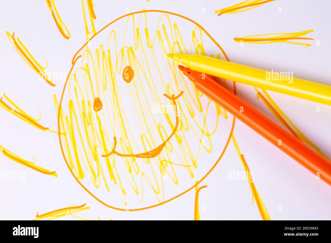 Soleil smiley dessiné sur du papier avec des peintures de couleur Banque D'Images