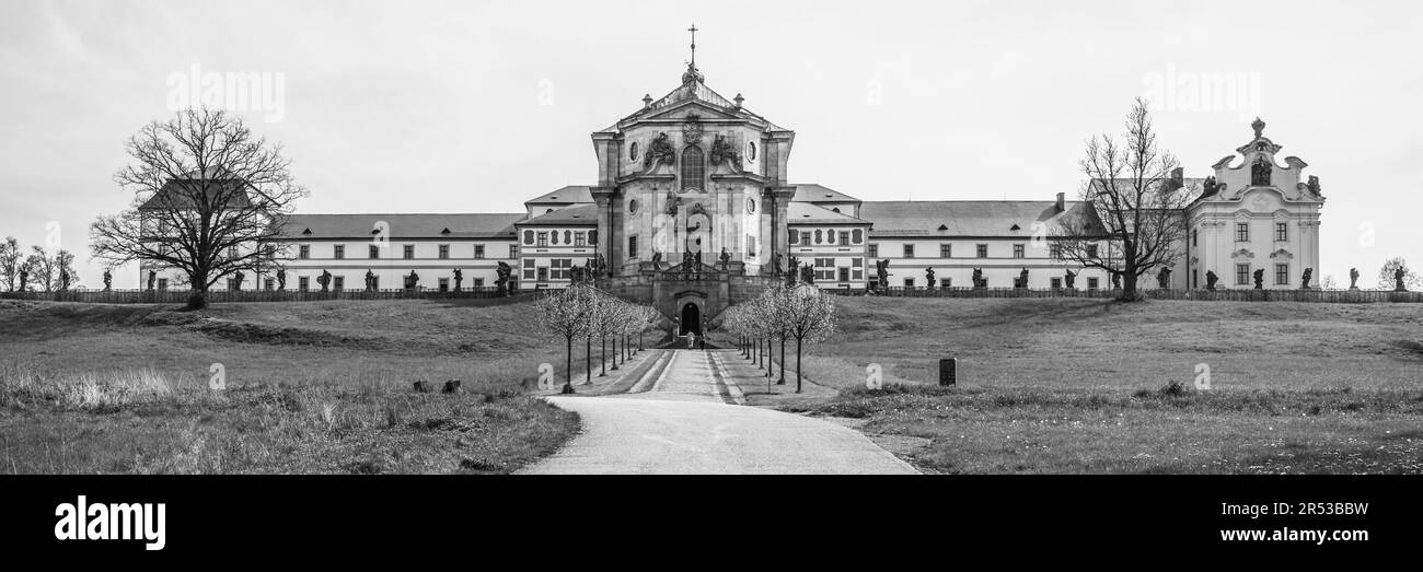 Chemin d'accès avec allée au complexe hospitalier baroque Kuks, République tchèque. Photographie en noir et blanc. Banque D'Images