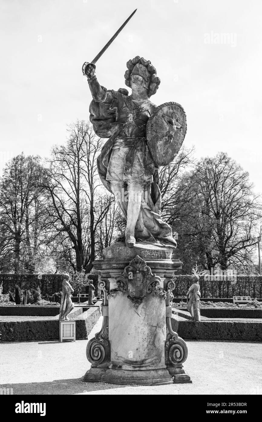 Statue du guerrier chrétien par Matthias Braun dans les jardins herbeux du complexe hospitalier baroque de Kuks le jour ensoleillé de l'été, République tchèque. Photographie en noir et blanc. Banque D'Images