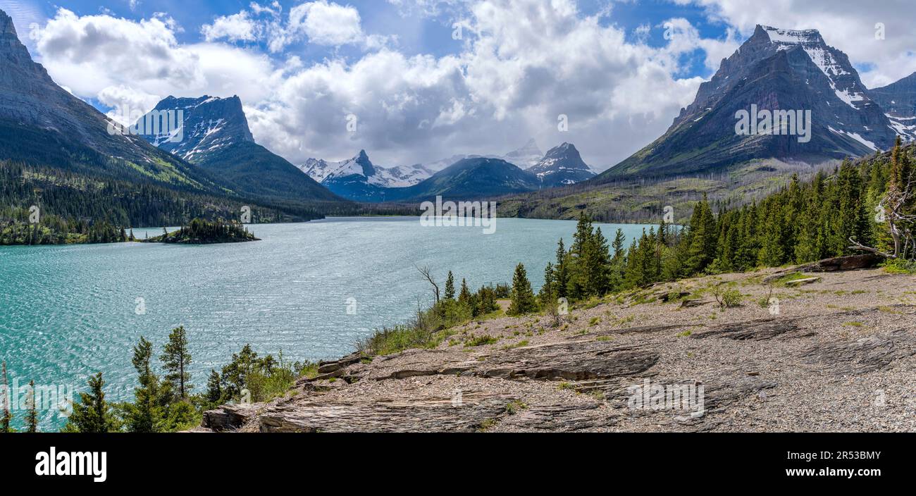 Lac Saint Mary à Sun point - vue panoramique sur le lac Saint Mary et son pic de haute montagne escarpée environnant à Sun point, parc national des Glaciers. Banque D'Images