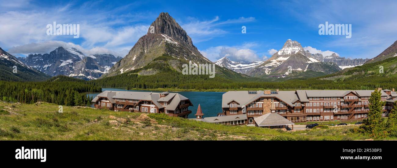 Nombreux glaciers - vue panoramique de style chalet suisse historique de nombreux hôtels Glacier au bord du lac SwiftCurrent, de nombreux glaciers, parc national Glacier, Mt. Banque D'Images