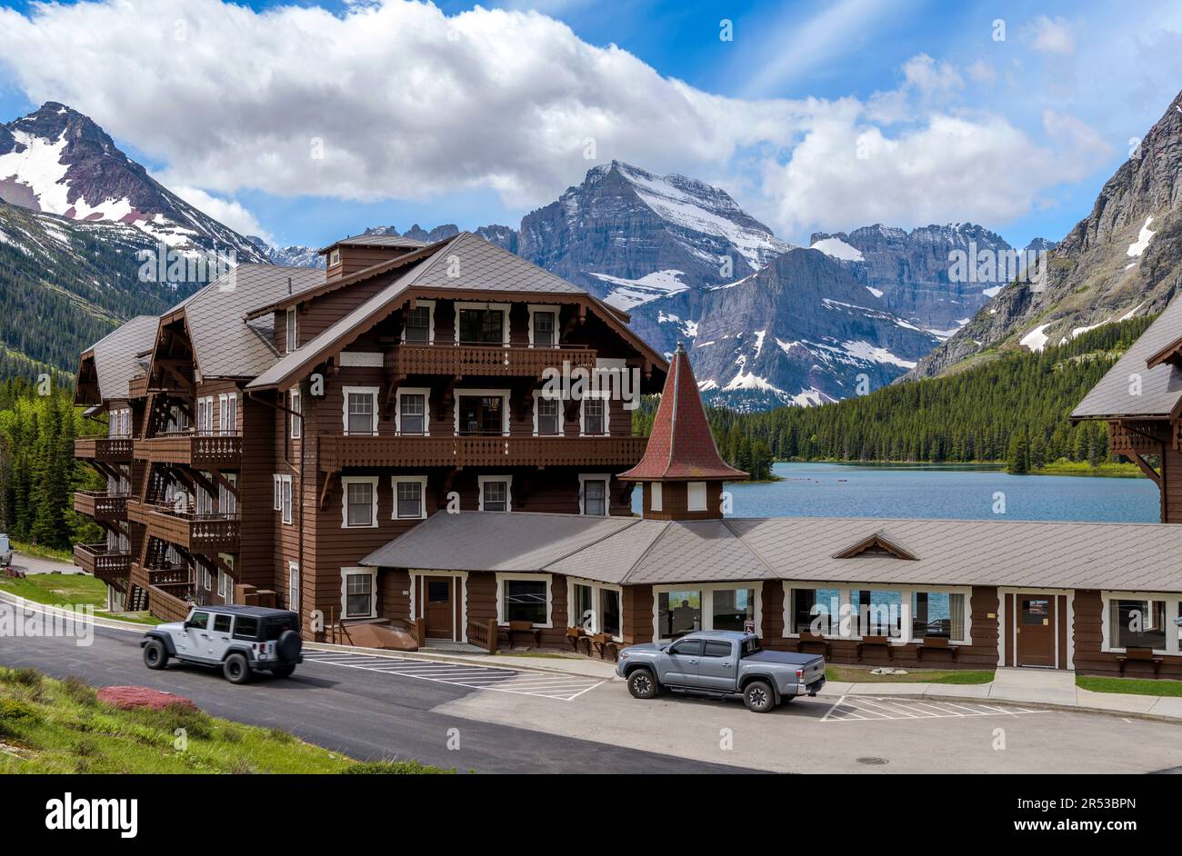 Nombreux glaciers - Vue rapprochée d'un hôtel historique de style chalet suisse situé sur les rives du lac SwiftCurrent, de nombreux glaciers, du parc national des Glaciers, du Montana. Banque D'Images