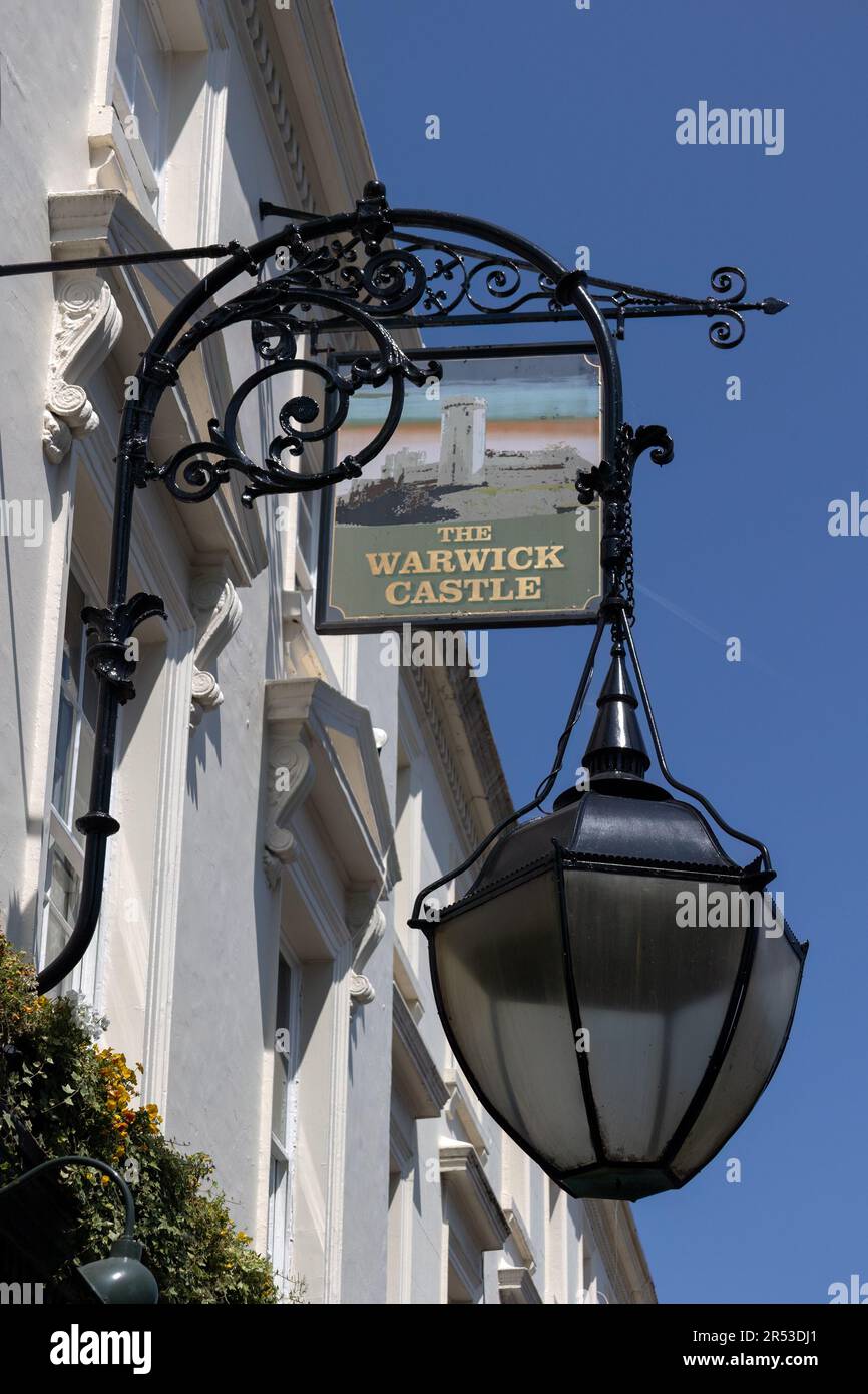 LONDRES, Royaume-Uni - 27 MAI 2023 : panneau pour le pub du château de Warwick avec une vieille lanterne à Warwick place à maida Vale Banque D'Images