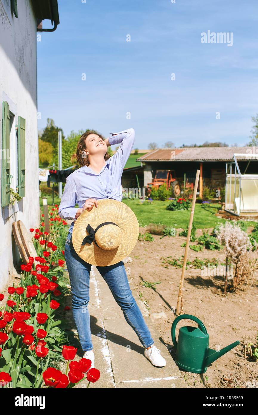 Portrait extérieur de la jeune femme heureuse appréciant une belle journée de printemps dans le jardin Banque D'Images