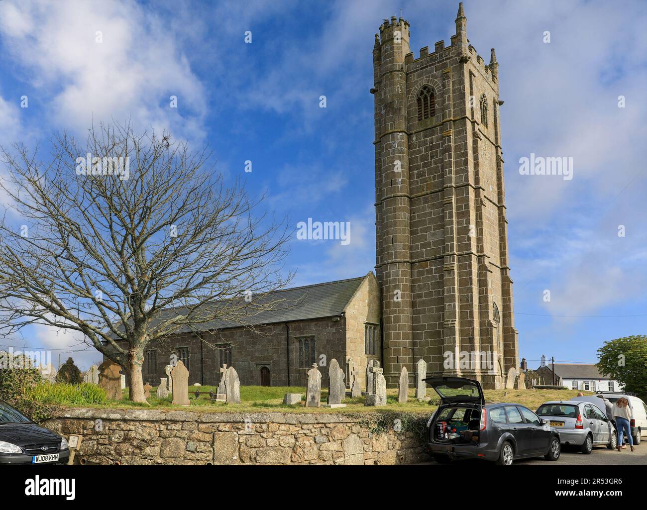 L'église paroissiale de St Buryan et la cour ou le cimetière de St Buryan, Cornouailles, Angleterre, Royaume-Uni Banque D'Images