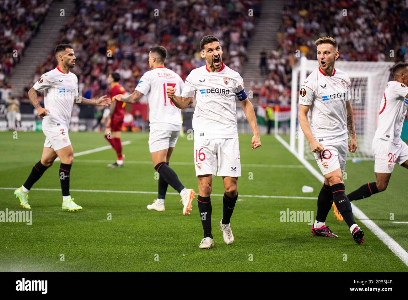 Budapest, Hongrie. 31st mai 2023. Jésus Navas (16) du FC Sevilla fête après que Séville a égalé sur un but propre lors de la finale de l'UEFA Europa League entre Séville et Roma à l'arène de Puskas en Hongrie. (Crédit photo : Gonzales photo/Alamy Live News Banque D'Images