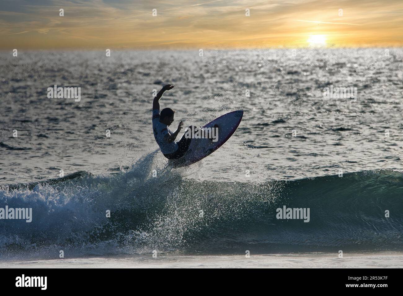 Surfeur de la silhouette à l'allure survoltée à Maui. Banque D'Images