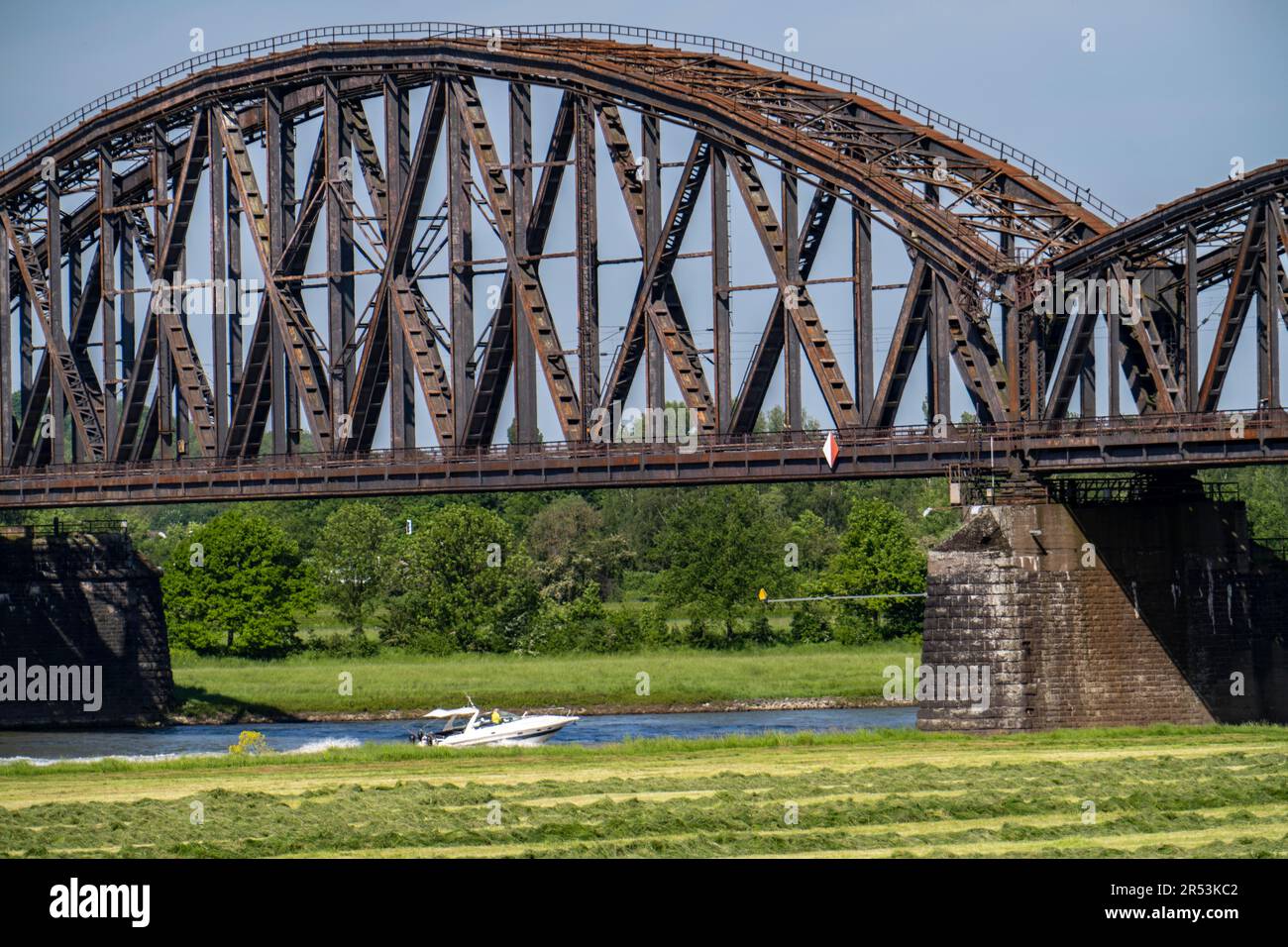 Bateau à moteur sur le Rhin près de Duisburg-Baerl, pont de chemin de fer Haus-Knipp, NRW, Allemagne, Banque D'Images