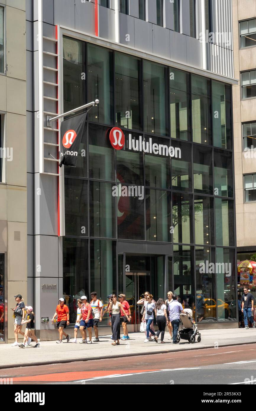 Le magasin Lululemon Athletica au 592 Fifth Avenue est populaire pour les vêtements de performance, 2023, New York City, États-Unis Banque D'Images