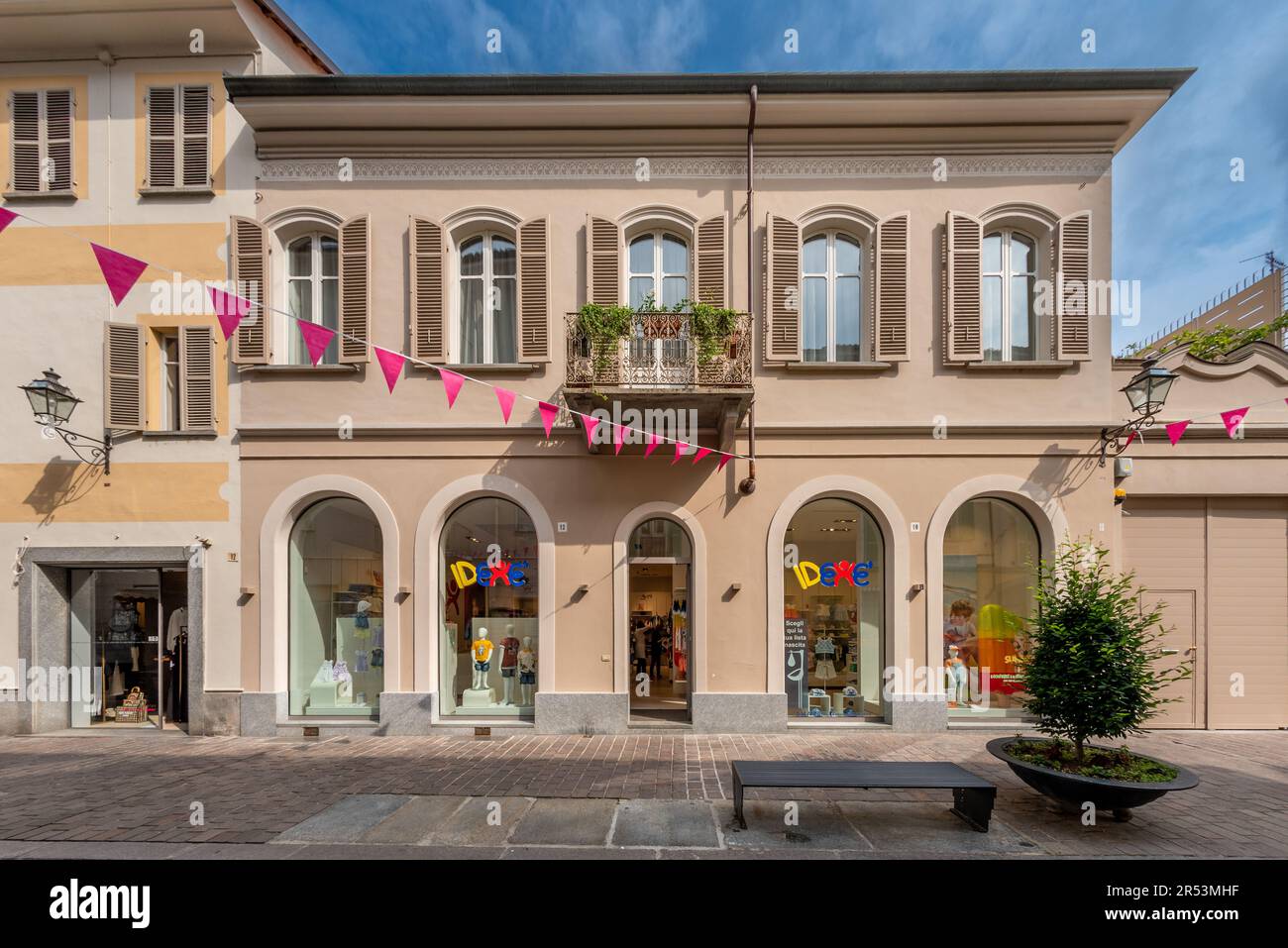 BRA, Cuneo, Piémont, Italie - 31 mai 2023: Magasin de vêtements pour enfants de marque IDEXE dans un vieux bâtiment rénové. IDEXE est une société italienne de vêtements avec stor Banque D'Images