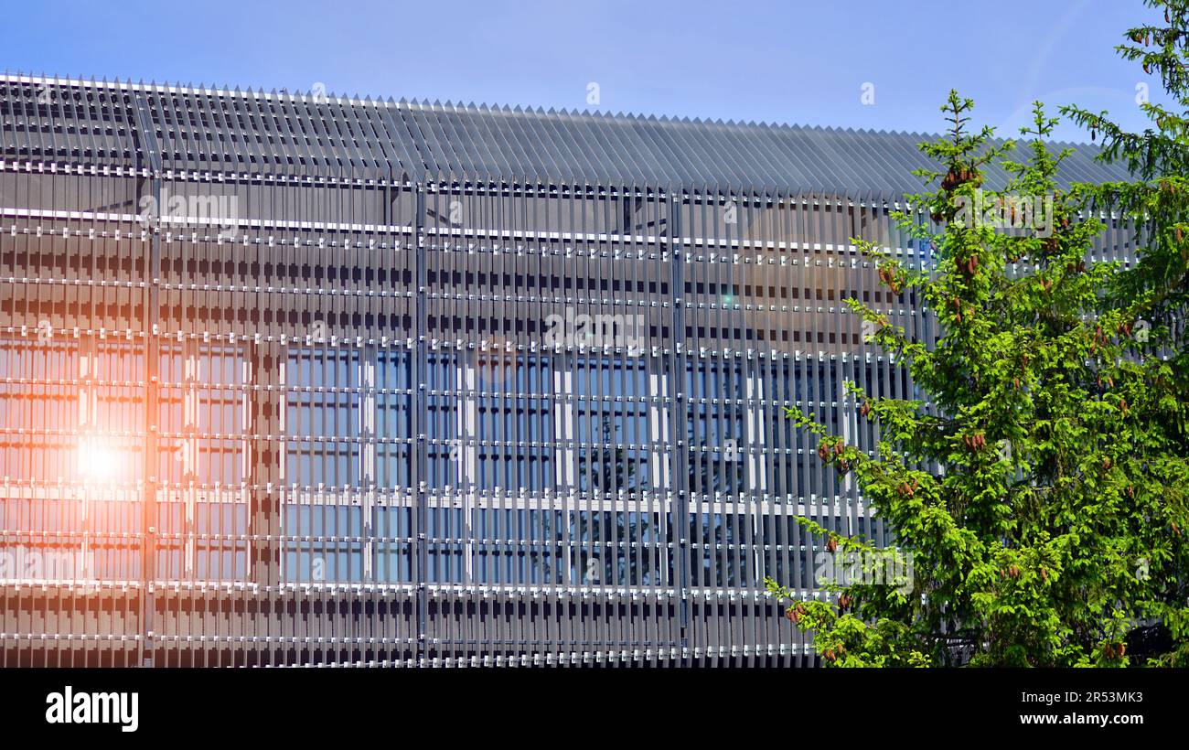 Façade métallique du bâtiment. Détails de la façade en aluminium et des panneaux en aluminium sur le bâtiment. Revêtement des panneaux de châssis en acier. Banque D'Images