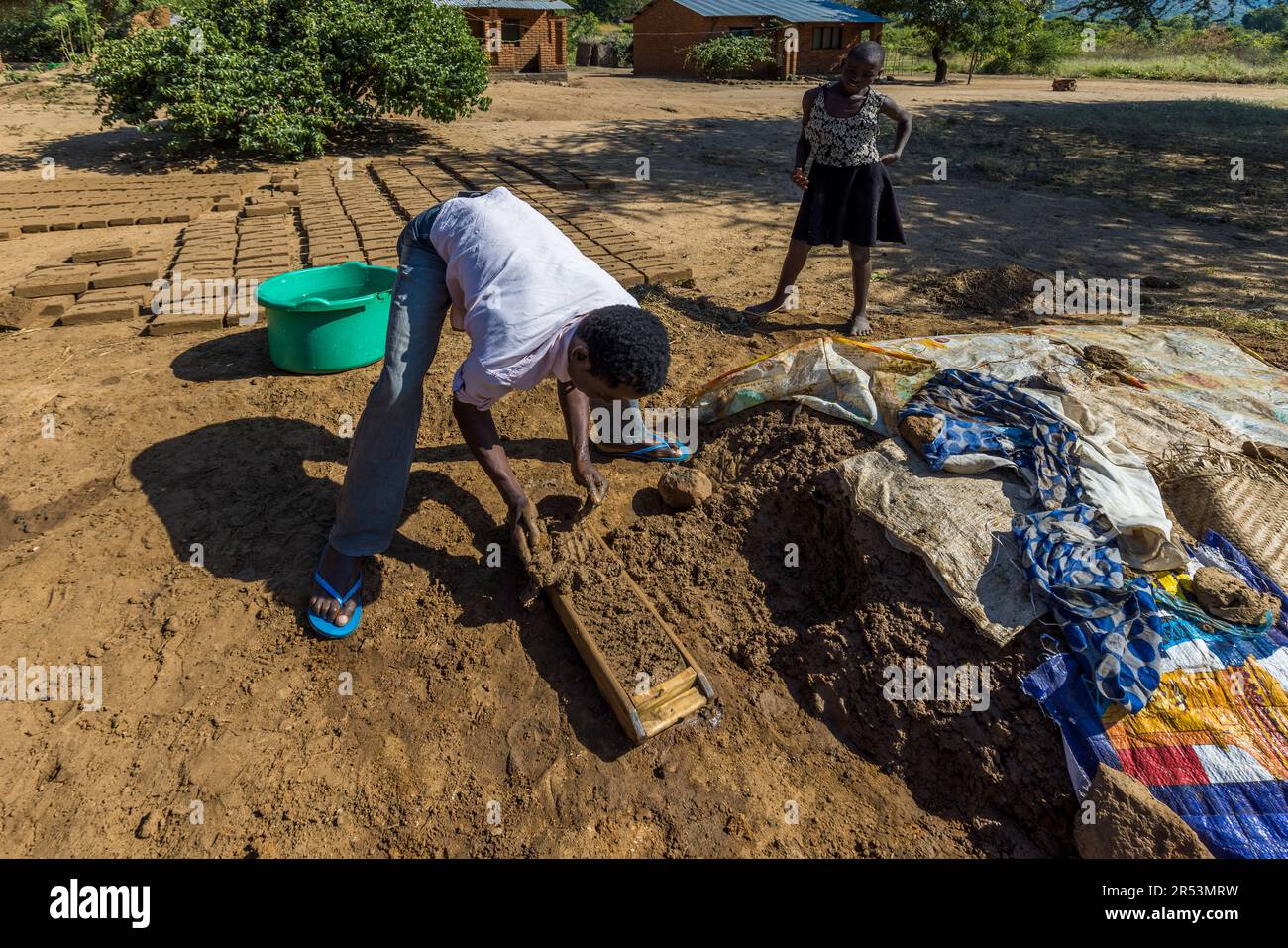 Dans de nombreux villages du Malawi, les briques pour les maisons sont formées d'argile et cuites au feu de bois. Monkey Bay, Malawi Banque D'Images