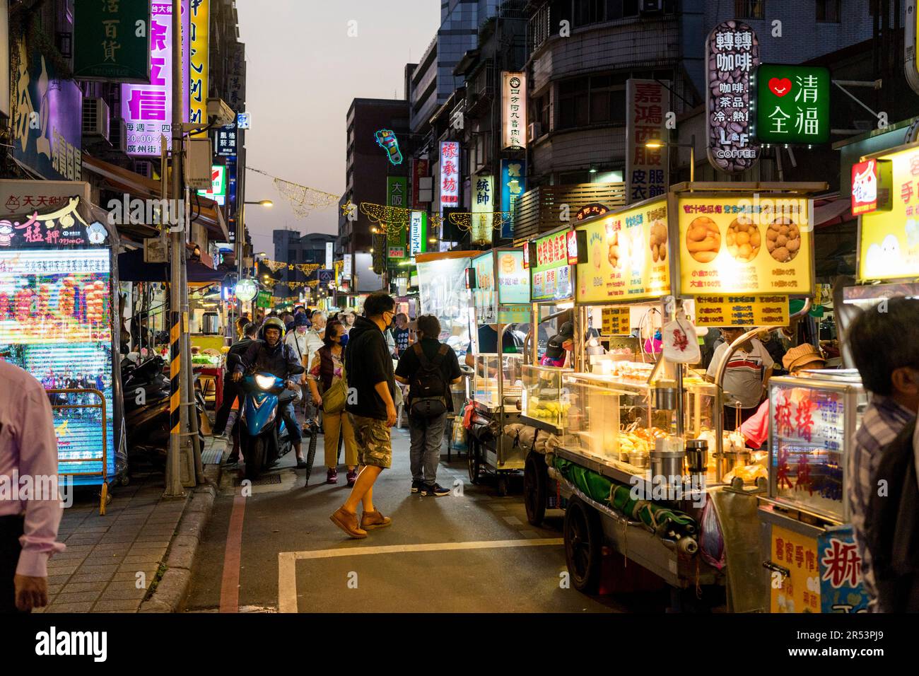 Vie animée au marché nocturne de Guangzhou Street dans le quartier de Wanhua (Taipei/Taiwan) Banque D'Images