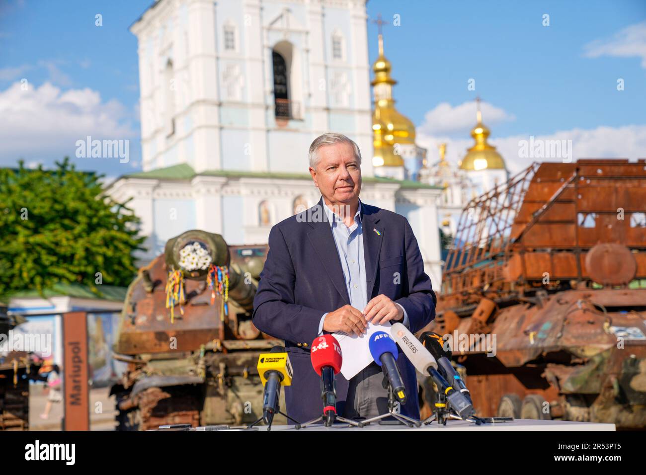 Kiev, Ukraine. 26 mai 2022. Le sénateur américain Lindsey Graham écoute une question lors d'une conférence de presse devant l'exposition de véhicules blindés russes détruits à St. Place Michael, 26 mai 2023 à Kiev, Ukraine. Graham a rencontré plus tôt le président ukrainien Volodymyr Zelenskyy et d'autres responsables au cours de son voyage à Kiev. Crédit : photo de piscine/Département d'État des États-Unis/Alamy Live News Banque D'Images