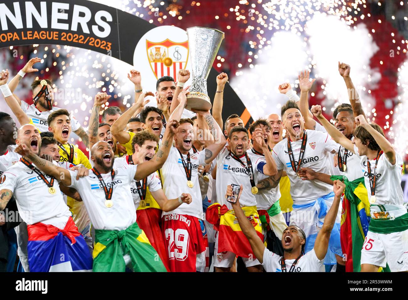 Les joueurs de Séville célèbrent avec le trophée UEFA Europa League après avoir remporté la finale de l'UEFA Europa League à l'arène de Puskas, à Budapest. Date de la photo: Mercredi 31 mai 2023. Banque D'Images