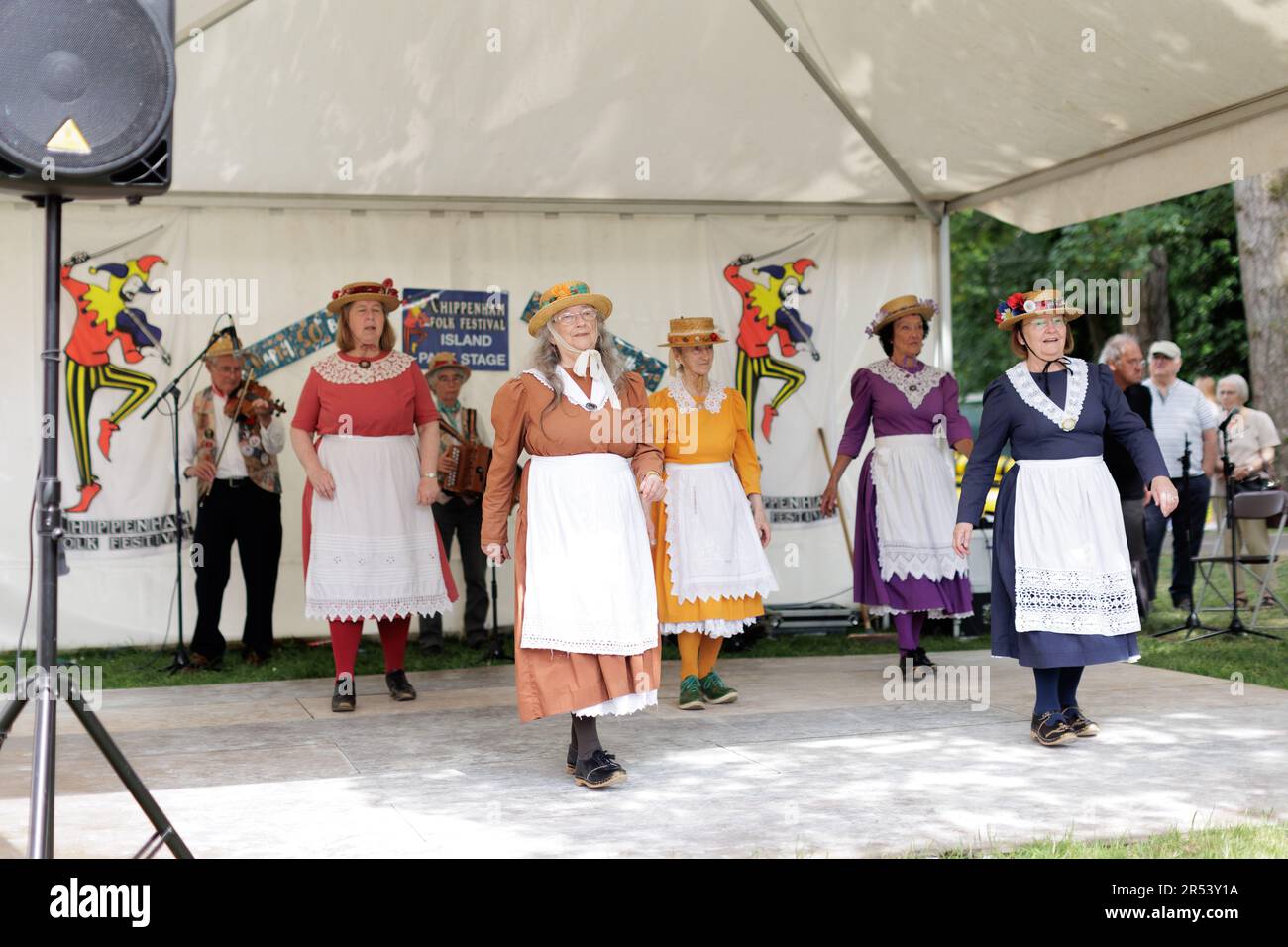 Musique folklorique, danse des sabots, danseuses Morris - scènes colorées du Chippenham Folk Festival lors d'une journée ensoleillée à Island Park et Borough Parade, Wiltshire Banque D'Images