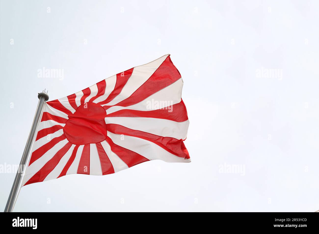 Drapeau du soleil levant japonais dans le vent du ciel Banque D'Images