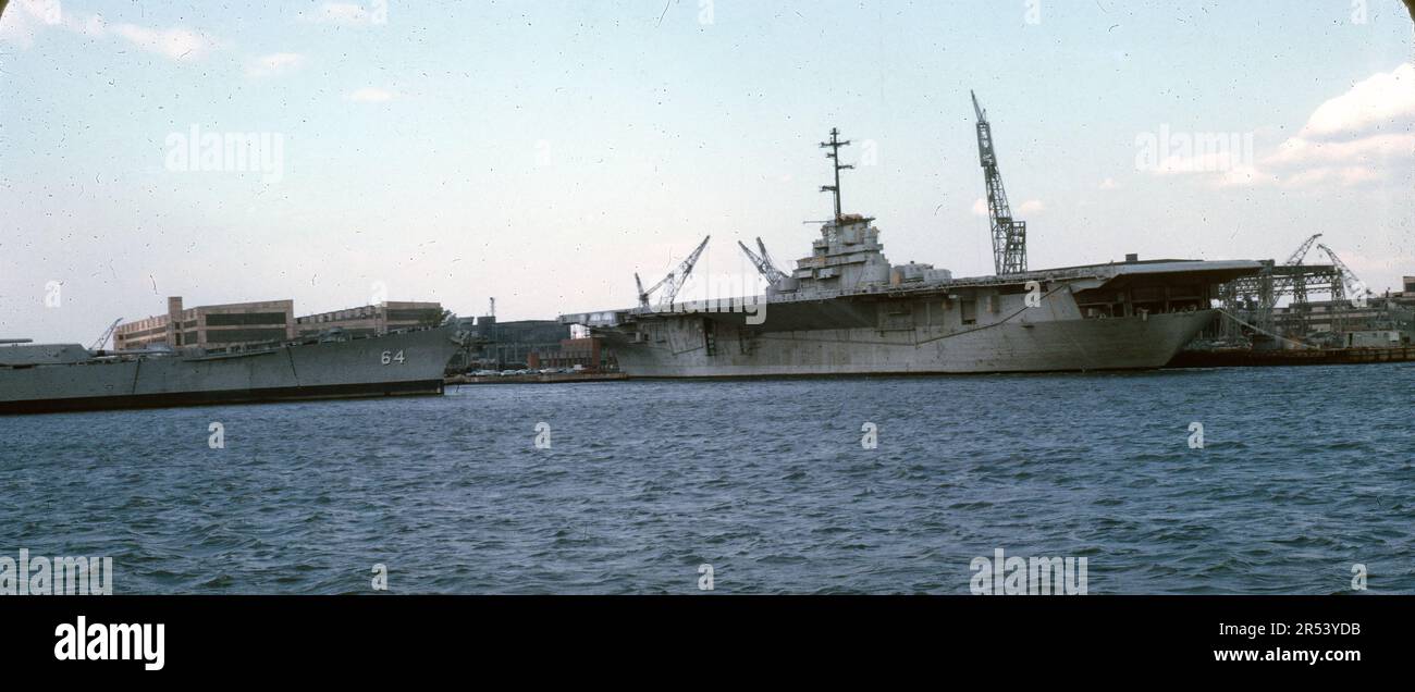 Chantier naval de Philadelphie, États-Unis- 1967 : porte-avions USS Wisconsin (BB-64) (à gauche) et USS Antietam (CV/CVA/CVS-36) Banque D'Images