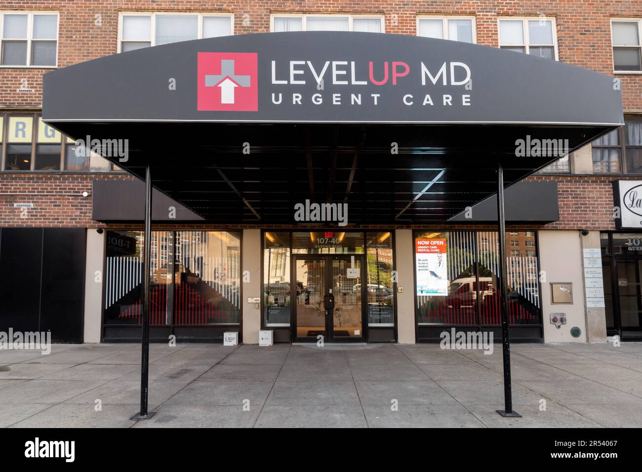 Level Up MD clinique de soins de santé d'urgence située sur Queens Blvd, à Queens, New York, une chaîne de cliniques sans rendez-vous, aucun rendez-vous nécessaire établissement de soins de santé Banque D'Images